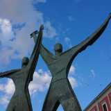 �La rotta dei due mari� si conclude a Taranto, davanti al Monumento al Marinaio posto sul lungomare Vittorio Emanuele III. Una scultura in bronzo che saluta e accoglie quei viandanti che raggiungono dopo un lungo cammino l�unica colonia spartana di tutta la Magna Grecia